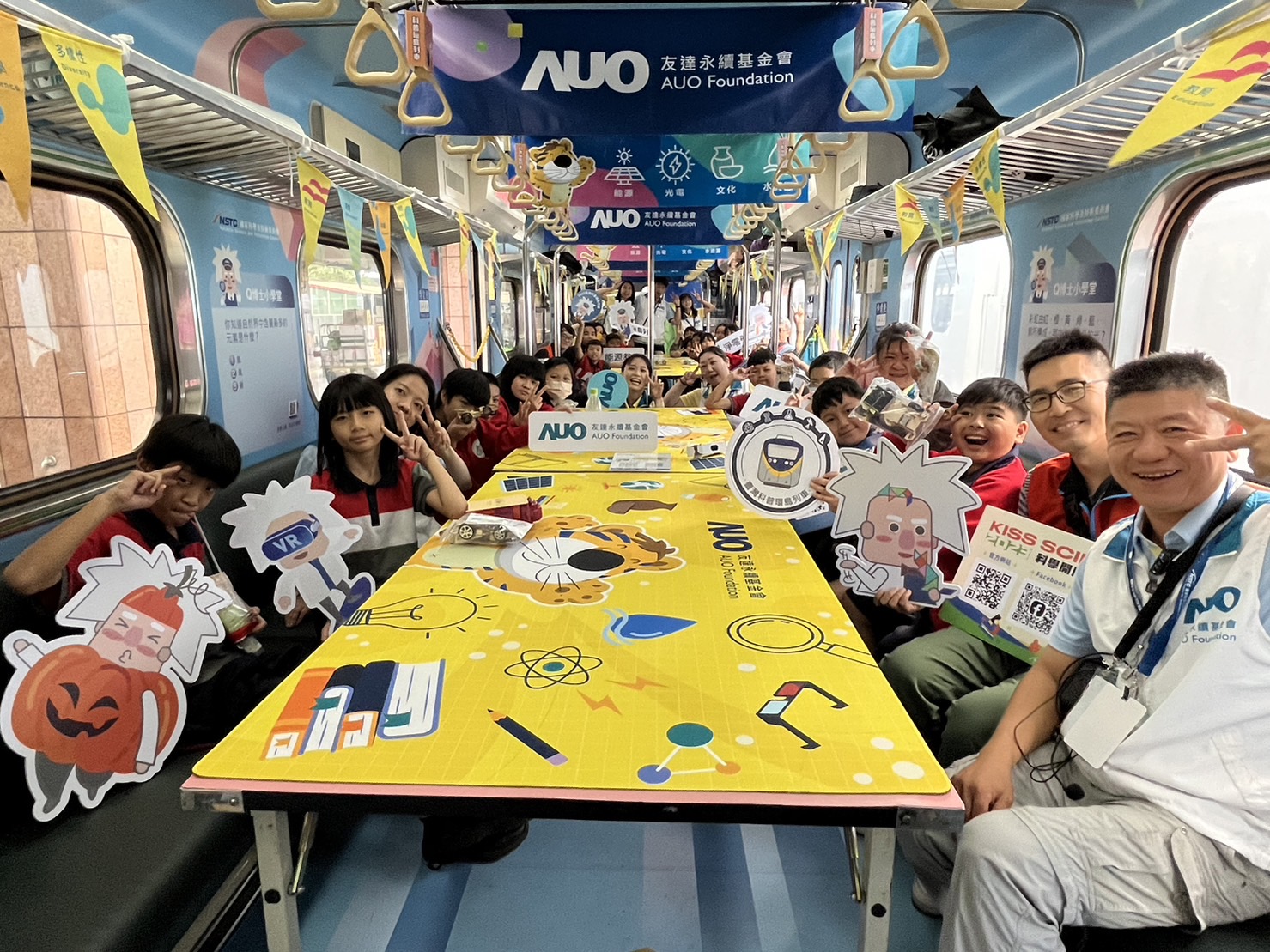 彩虹多多永續基金會參與「臺灣科普環島列車」，設計基礎科學車廂課程，以「淨零碳排和永續能源」為主題，讓學生透過創意實驗認識淨零知識，以及思考生活中的減碳行為