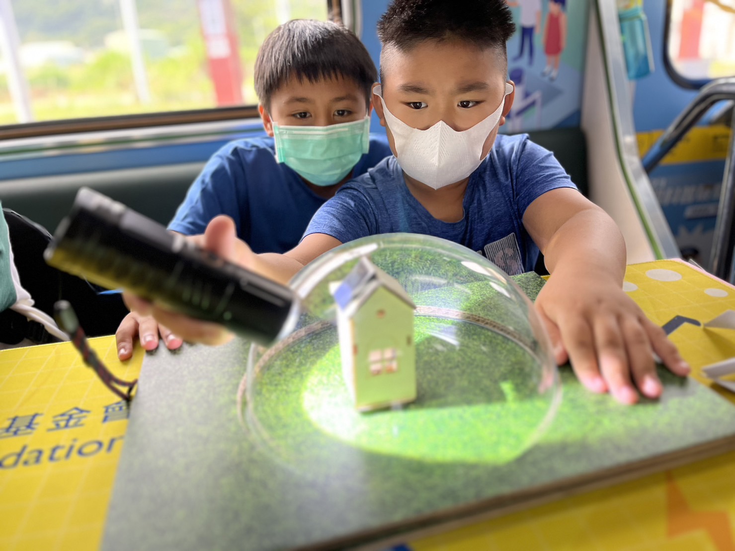 彩虹多多參與基礎科學主題車廂，以STEAM教學精神，設計「逐日科學家」、「太陽能工程師」以及「淨零建築師」三大能源科普課程和實驗