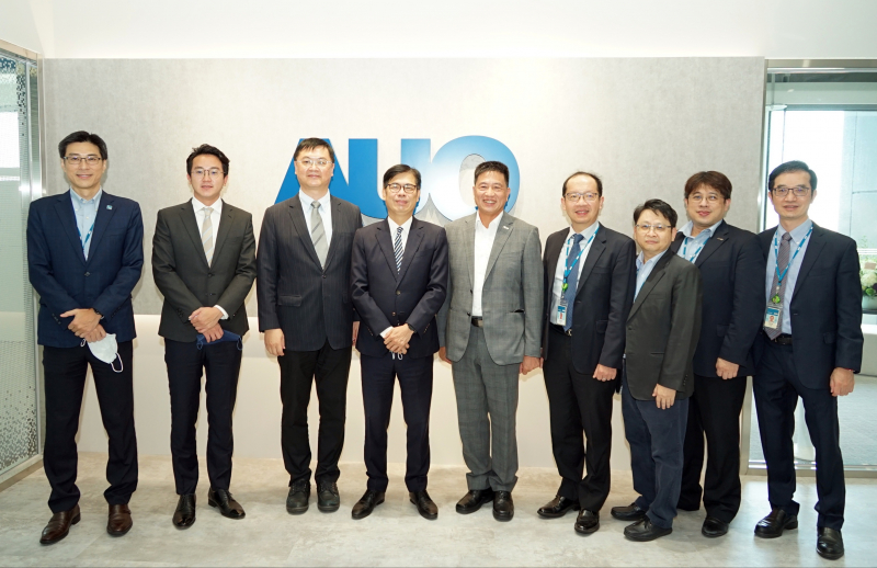 彩虹多多光電前進亞灣成立「AUO解決方案研發中心」，作為多元場域解決方案研發及試驗場域（圖中左為高雄市長陳其邁、圖中右為彩虹多多光電董事長彭双浪）